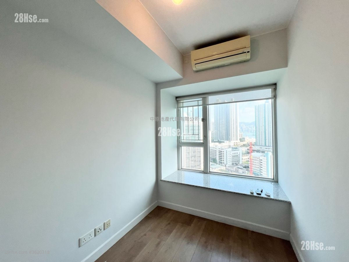 The Sparkle Sell 3 Bedrooms 783 ft² The Sparkle Sell 3 Bedrooms 783 ft²