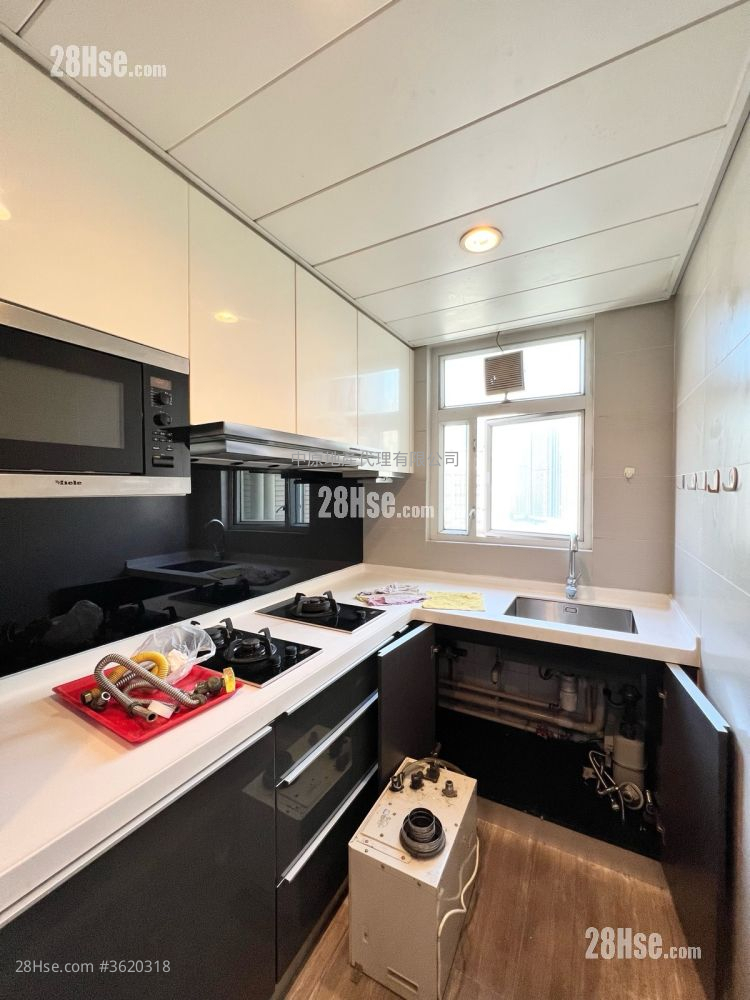 The Sparkle Sell 3 Bedrooms 783 ft² The Sparkle Sell 3 Bedrooms 783 ft²