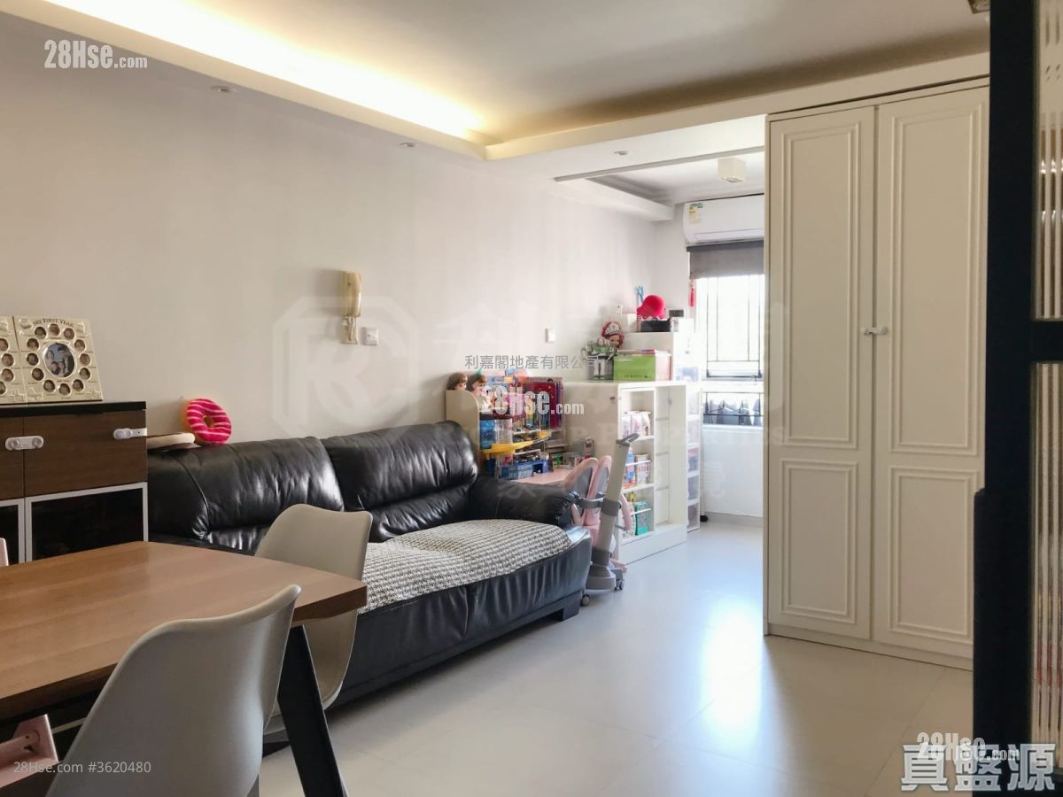 Lai Yan Court Sell 2 Bedrooms , 1 Bathroom 428 ft² Lai Yan Court Sell 2 Bedrooms , 1 Bathroom 428 ft²