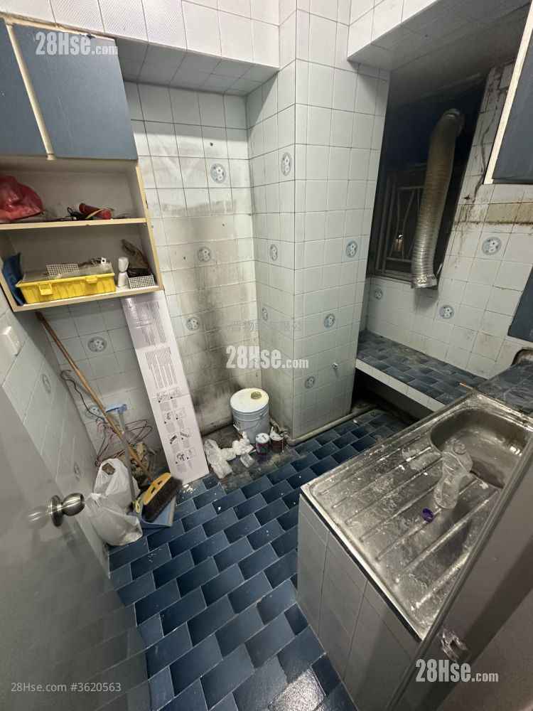 Kwong Yiu Mansion  Sell 3 Bedrooms , 1 Bathroom 574 ft² Kwong Yiu Mansion  Sell 3 Bedrooms , 1 Bathroom 574 ft²