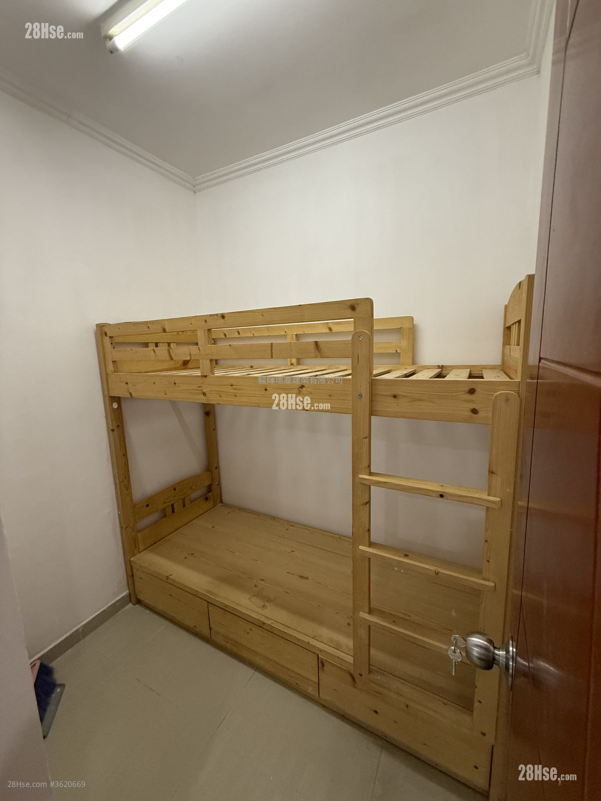 Kam Wah Building Rental 3 Bedrooms , 1 Bathroom 414 ft² Kam Wah Building Rental 3 Bedrooms , 1 Bathroom 414 ft²