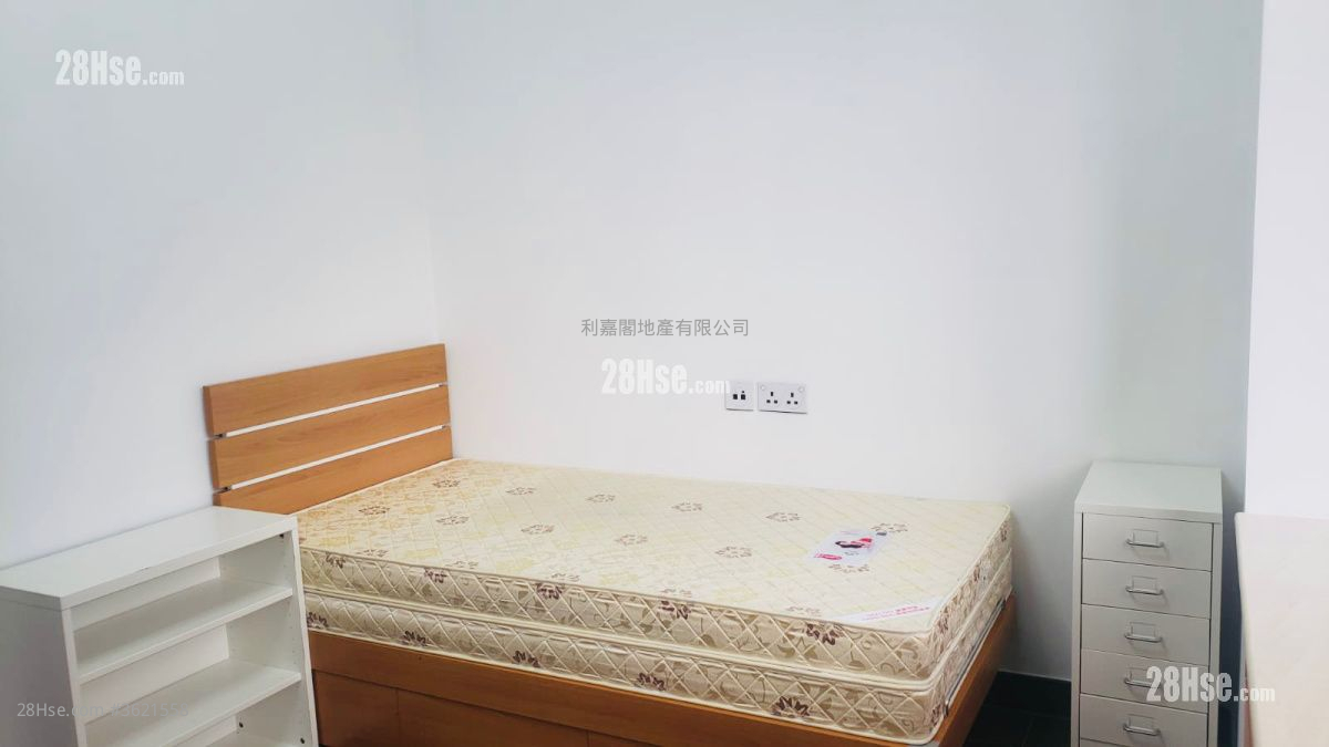 Hill Lodge Sell 3 Bedrooms , 2 Bathrooms 1,013 ft² Hill Lodge Sell 3 Bedrooms , 2 Bathrooms 1,013 ft²