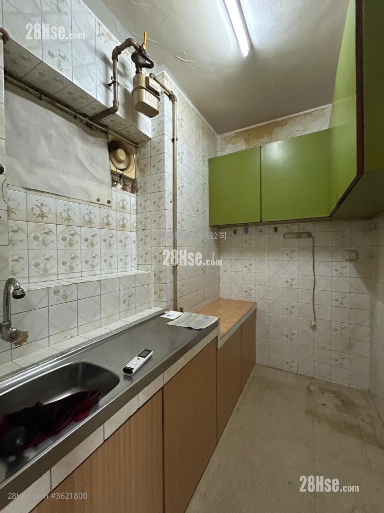 Lok Kwan House Sell 2 Bedrooms , 1 Bathroom 412 ft²