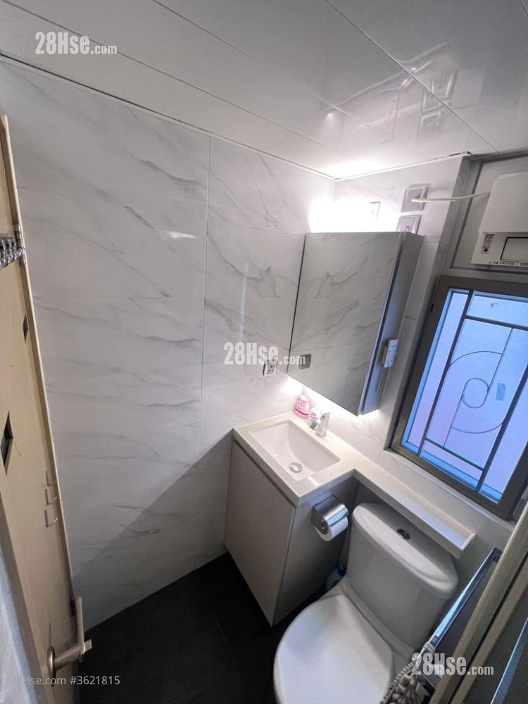 Fok On Building Sell 2 Bedrooms , 1 Bathroom 378 ft²