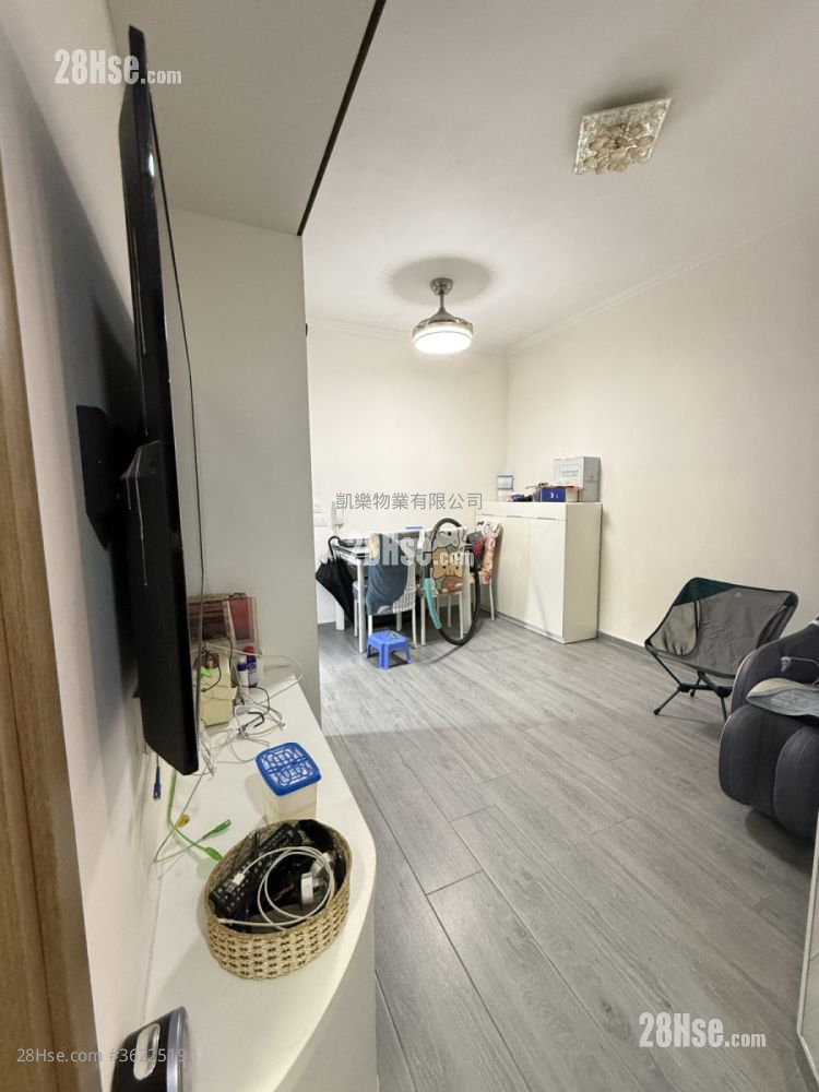 Choi Hing Court Sell 3 Bedrooms , 1 Bathroom 379 ft² Choi Hing Court Sell 3 Bedrooms , 1 Bathroom 379 ft²