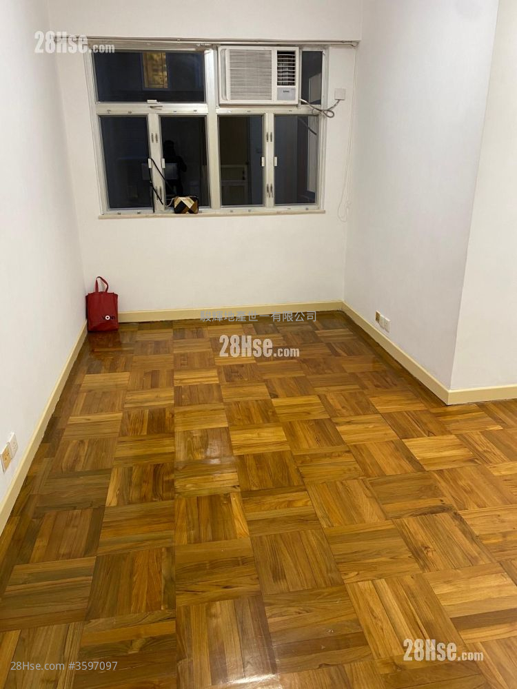 Pak On Building Sell 2 Bedrooms , 1 Bathroom 685 ft²