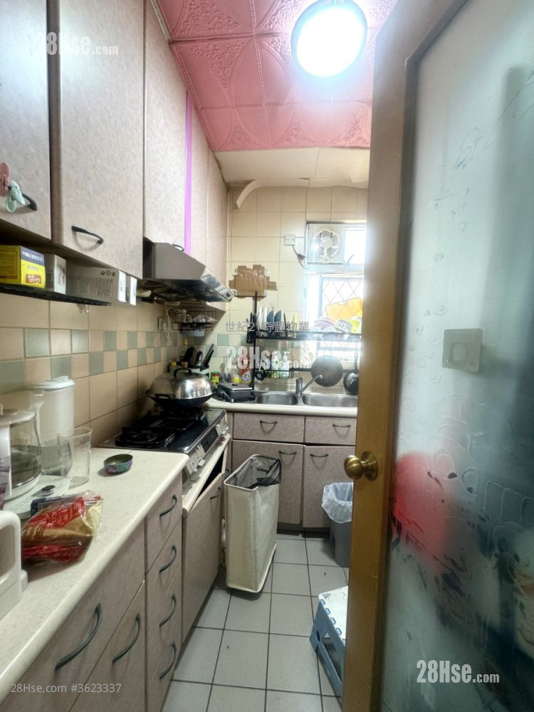 Cheong Shing Court Sell 3 Bedrooms , 2 Bathrooms 650 ft² Cheong Shing Court Sell 3 Bedrooms , 2 Bathrooms 650 ft²