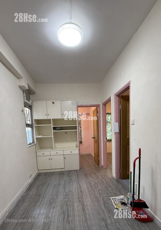 Tak Hay Building Rental 2 Bedrooms , 1 Bathroom 298 ft²
