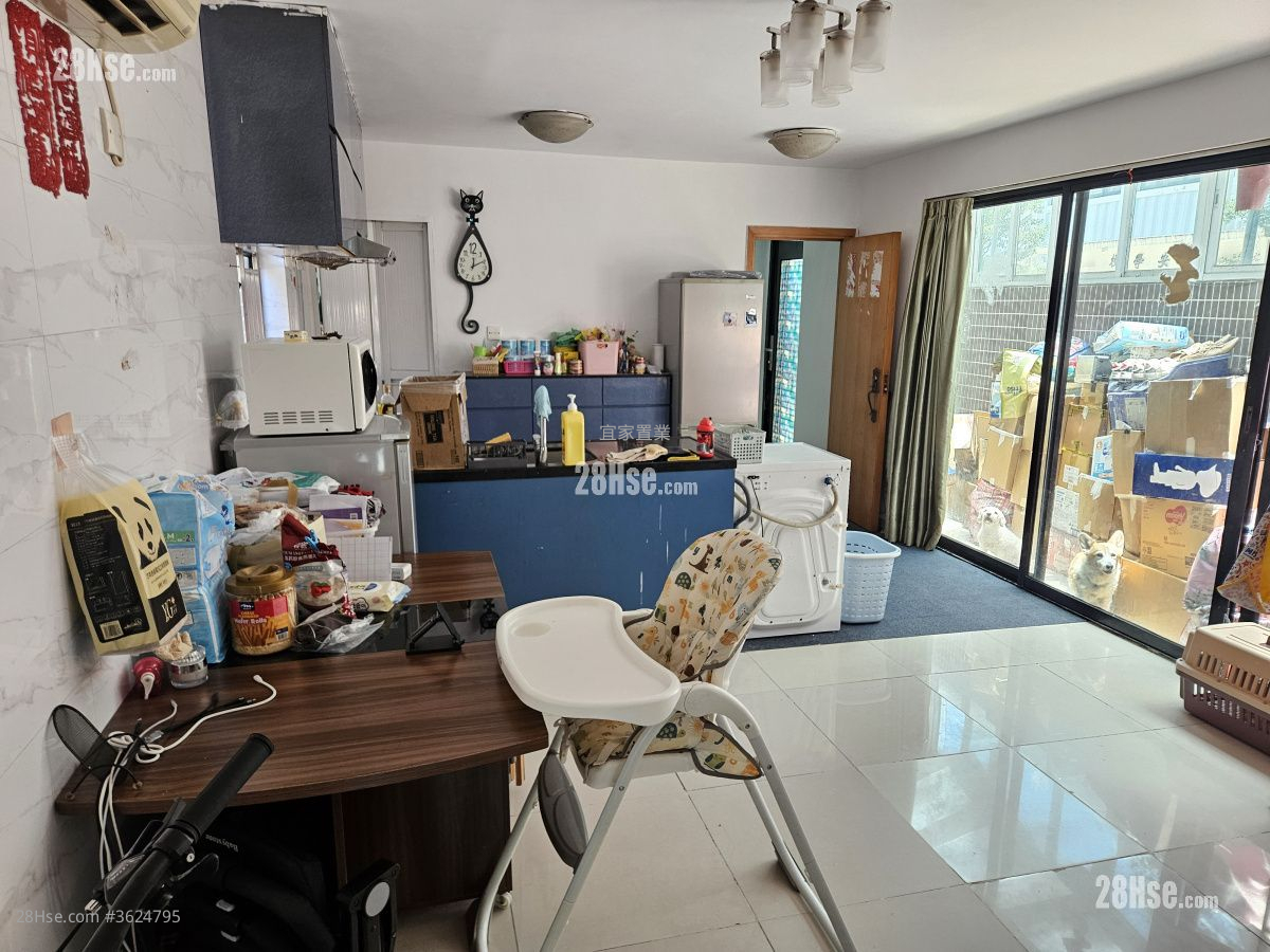 村屋 售盤 5+ 房 , 4 浴室 1,200 平方呎 村屋 售盤 5+ 房 , 4 浴室 1,200 平方呎