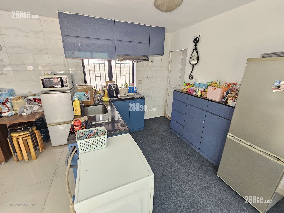 村屋 售盤 5+ 房 , 4 浴室 1,200 平方呎 村屋 售盤 5+ 房 , 4 浴室 1,200 平方呎