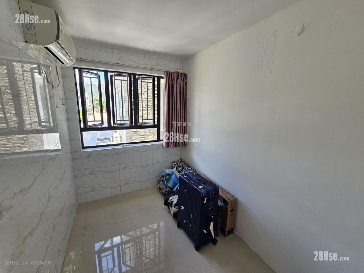 村屋 售盤 5+ 房 , 4 浴室 1,200 平方呎 村屋 售盤 5+ 房 , 4 浴室 1,200 平方呎