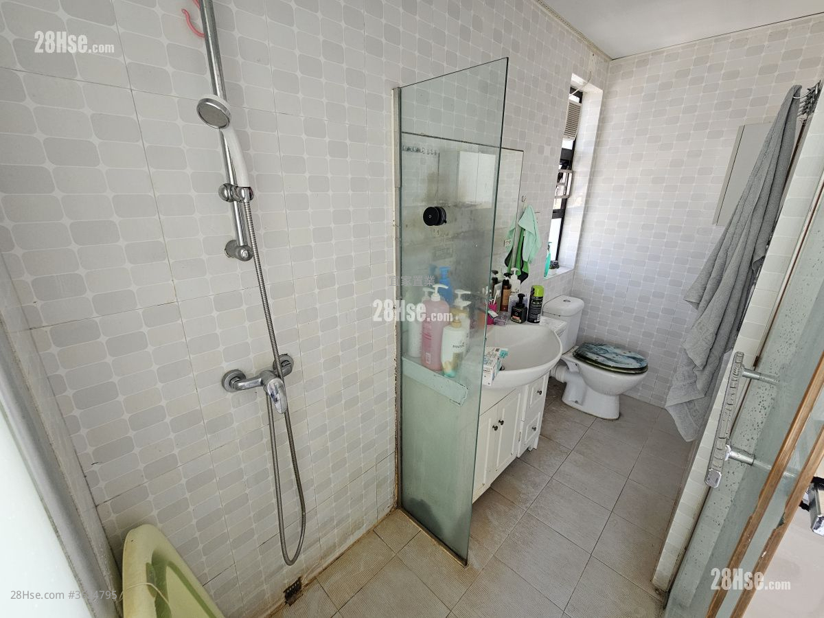 村屋 售盤 5+ 房 , 4 浴室 1,200 平方呎 村屋 售盤 5+ 房 , 4 浴室 1,200 平方呎