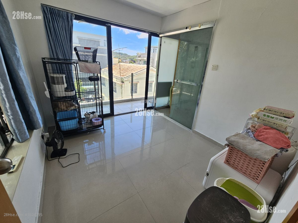 村屋 售盤 5+ 房 , 4 浴室 1,200 平方呎 村屋 售盤 5+ 房 , 4 浴室 1,200 平方呎