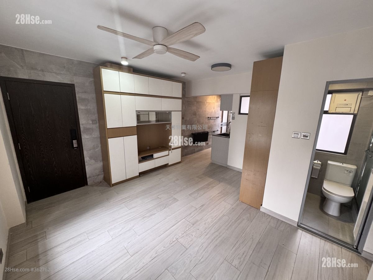 Tak Lee Court Sell 3 Bedrooms , 1 Bathroom 445 ft²