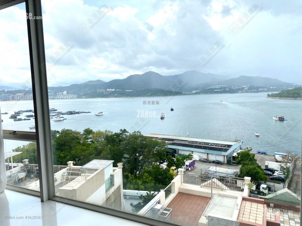 The Beverly Hills Sell 5+ Bedrooms , 2 Bathrooms 1,902 ft²