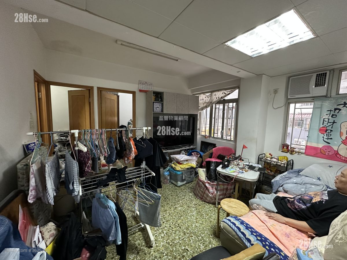 Ming Fung Building Sell 3 Bedrooms , 1 Bathroom 570 ft²