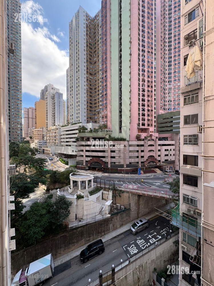 Merry Court Sell 3 Bedrooms , 2 Bathrooms 1,215 ft²