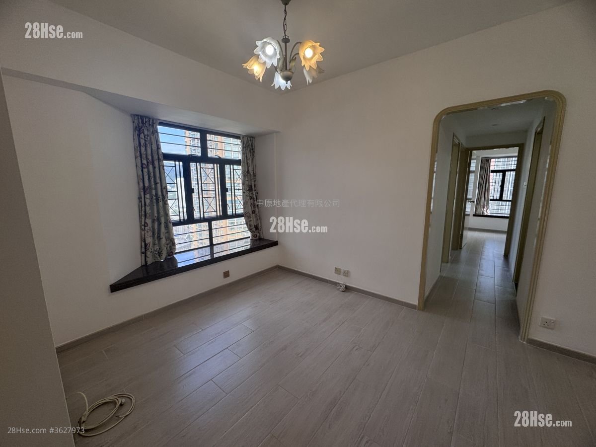 Skyline Plaza Rental 3 Bedrooms , 1 Bathroom 530 ft²