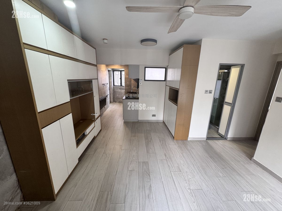 Tak Lee Court Sell 3 Bedrooms , 1 Bathroom 463 ft²