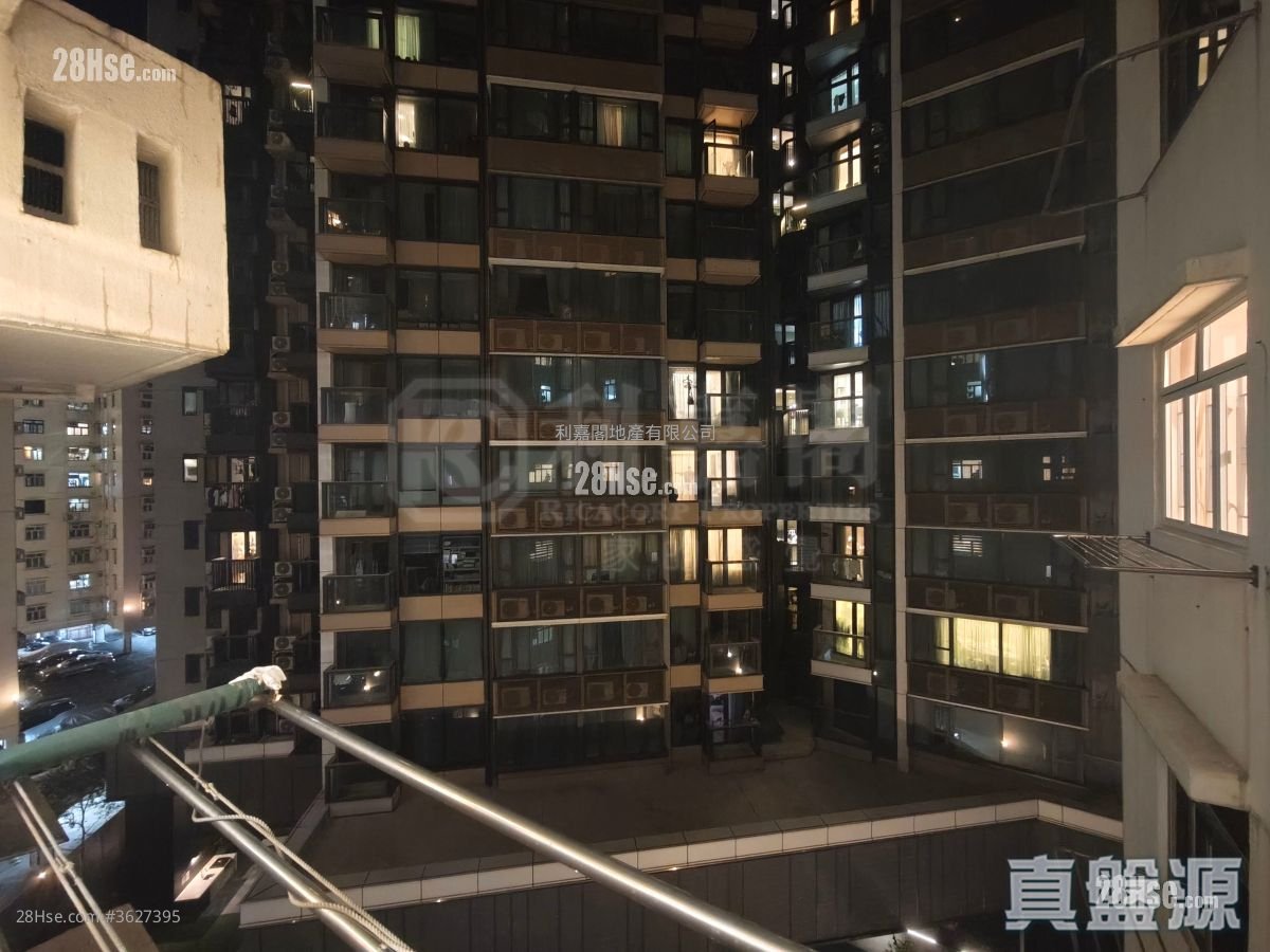 Bedford Gardens Sell 4 Bedrooms , 2 Bathrooms 1,160 ft²